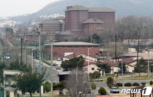 주한미군이 신종 코로나바이러스 감염증(코로나19) 대응을 위해 공중보건 비상사태를 선포한 가운데 26일 서울 용산구 주한미군기지에서 차량들이 이동하고 있다.  2020.3.26/뉴스1 © News1