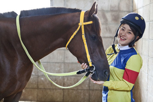 여성 기수 최초로 프리 선언과 대상경주 우승을 달성한 김혜선 기수는 개인통산 283승을 기록 중인 ‘한국경마의 여제’다. 사진제공｜한국마사회