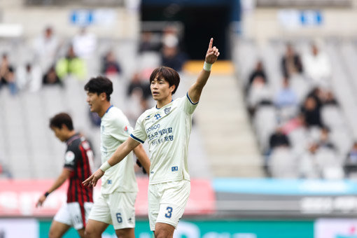 포항 김광석(가운데). 사진제공｜한국프로축구연맹