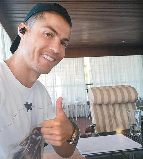 신종 코로나바이러스 감염증 사태로 인스타그램을 통해 다양한 자택 활동을 공개하고 있는 크리스티아누 호날두가 16일에는 집에서 공부할 시간이라면서 ‘홈 스터디 전도사’로 나섰다. 사진 출처 호날두 인스타그램