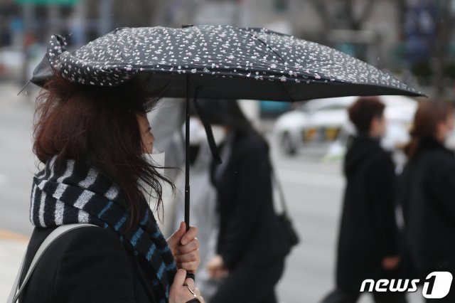 서울 종로구 광화문 네거리에서 우산을 든 시민이 발걸음을 재촉하고 있다. © News1