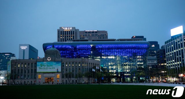 서울시가 공공 및 민간시설 조명 등을 활용, 신종 코로나바이러스 감염증(코로나19)으로 불철주야 소임을 다하는 의료진들의 헌신에 대한 감사와 존경의 마음을 전달한다. 서울시는 야간부터 공공청사 및 민간시설에 의료진을 상징하는 푸른빛의 조명과 감사 메시지 등을 표출할 예정이라고 16일 밝혔다. © News1