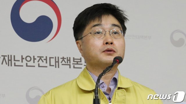 윤태호 중앙사고수습본부 방역총괄반장이 정부세종청사 보건복지부 브리핑실에서 신종코로나바이러스 감염증(코로나19) 중앙재난안전대책본부 브리핑을 하고 있다./뉴스1 © News1