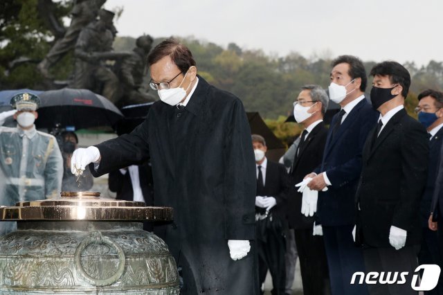 이해찬 더불어민주당 대표가 17일 오전 서울 동작구 현충원을 방문해 현충탑에 분향하고 있다. 2020.4.17/뉴스1 © News1