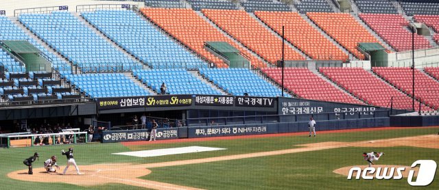 14일 오후 서울 송파구 잠실야구장에서 프로야구 LG트윈스 선수들이 자체 청백전이 진행되고 있다. 2020.4.14 © News1