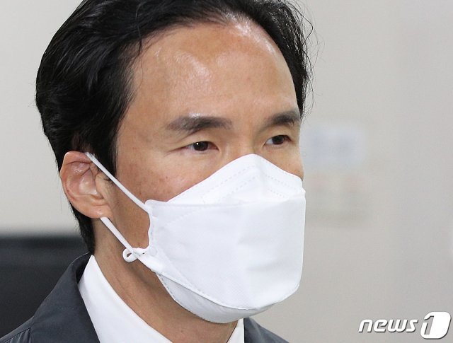 조현범 한국타이어앤테크놀로지(옛 한국타이어) 대표가 17일 오후 서울 서초구 서울중앙지방법원에서 열린 배임수재 등 선고 공판에 출석하고 있다. 2020.4.17 © News1