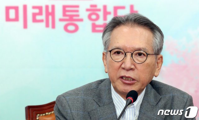 김형오 미래통합당 공천관리위원장이 13일 서울 여의도 국회에서 사퇴 기자회견을 하고 있다. 이석현 부위원장이 권한대행을 맡는다. 2020.3.13 © News1