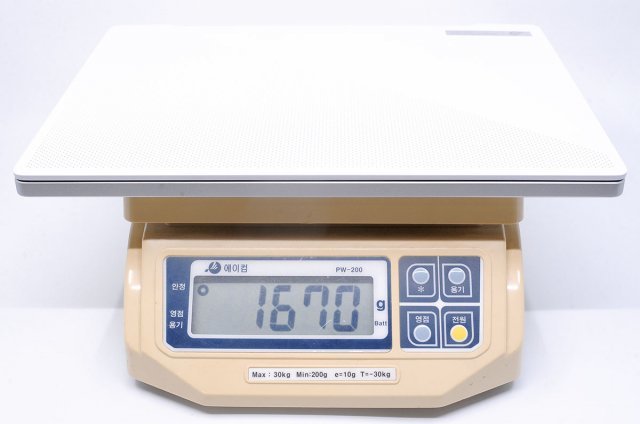 14인치 크기지만 무게도 1.7kg이 안 될 정도로 가벼운 편이다. (출처=IT동아)