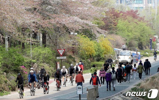 신종 코로나바이러스 감염증(코로나19) 사태에 사회적 거리두기가 강조되는 가운데 제21대 국회의원 선거 투표일인 15일 오후 서울 서대문구 홍제천변에 나들이 나온 시민들이 산책로를 걷고 있다… 2020.4.15/뉴스1 © News1