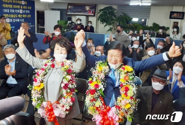 박병석 대전 서구갑 후보가 지난 15일 대전 서구 선거사무소에서 당선 축하 세리머니를 하고 있다. (박병석 선거캠프 제공) 2020.4.16/뉴스1 © News1