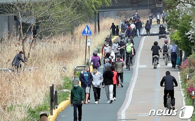 신종 코로나바이러스 감염증(코로나19) 사태에 사회적 거리두기가 강조되는 가운데 제21대 국회의원 선거 투표일인 15일 오후 서울 서대문구 홍제천변에 나들이 나온 시민들이 산책로를 걷고 있다. 한편 21대 국회의원 선거 투표율은 오후 2시 현재 53%를 기록하고 있다. 2020.4.15/뉴스1 © News1 박정호 기자