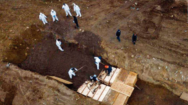 코로나19 희생된 무연고 시신을 미국 뉴욕 하트섬에 매장하고 있는 모습. [CNN]