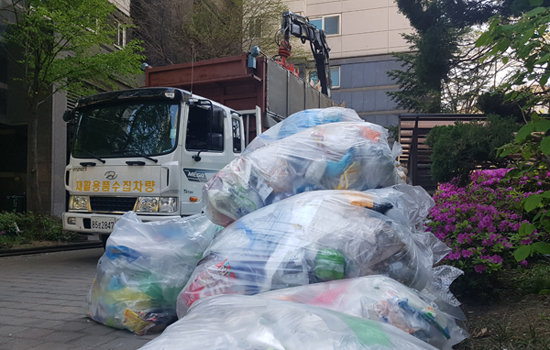4월 14일 서울 송파구 잠실동의 한 아파트단지에 쓰레기 수거차량이 방문한 가운데 재활용쓰레기가 가득 쌓여 있다. 최진렬 기자