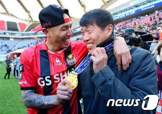 31일 오후 서울 마포구 상암동 서울월드컵경기장에서 열린 2015 KEB하나은행 FA컵 결승전 FC서울과 인천유나이티드 FC의 경기에서 3:1로 승리하며 우승컵을 거머쥔 FC서울의 차두리 선수가 부친 차범근 감독에게 우승메달을 걸어준 뒤 포옹을 하고 있다. 2015.10.31/뉴스1 © News1