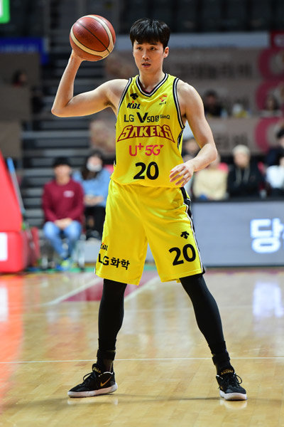 지난해 여름 FA 자격을 얻어 창원 LG로 이적한 김동량은 2019∼2020시즌 프로 데뷔 이후 가장 좋은 활약을 펼쳤고, 인지도도 쌓았다. 박재헌 코치, 강병현, 유병훈 등 코칭스태프와 동료들의 든든한 지원이 있어 가능했다. 사진제공｜KBL