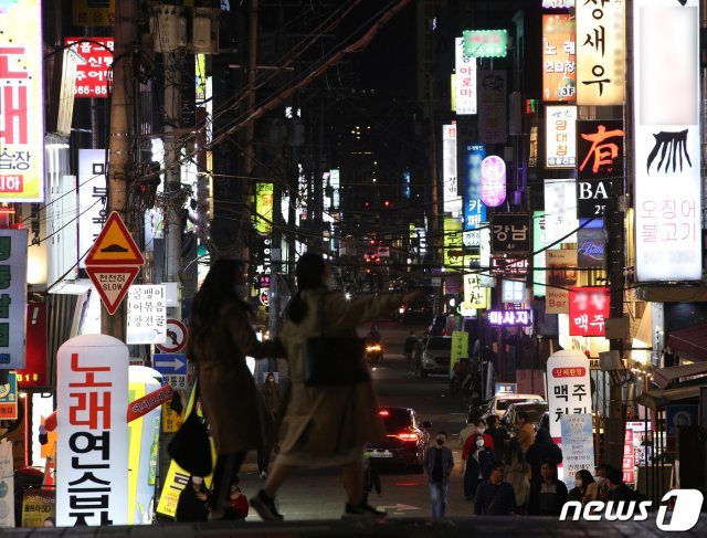 지난 8일 밤 서울 강남 일대 번화가의 모습. 2020.4.8 © News1