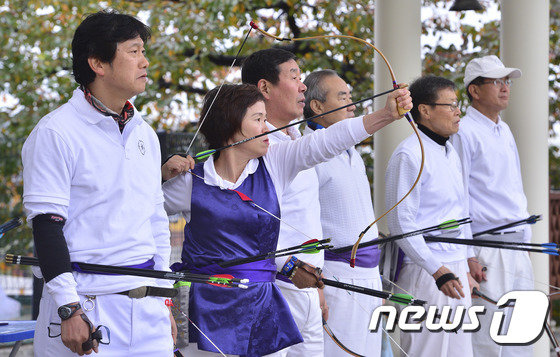 서울 중구 남산 석호정에서 열린 ‘석호정 새단장 기념 활쏘기 페스티벌’에서 궁사들이 활을 쏘고 있다. 우리나라에서 가장 오래된 민간 활터인 남산 석호정은 1970년대에 지어져 시설 보수와 안전성 확보를 위해 올해 9월부터 시설개선 사업이 추진됐다가 2015년11월7일 재개장했다. /뉴스1 © News1