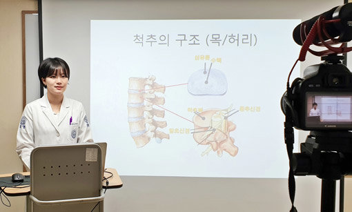 자생한방병원 의료진이 논현노인종합복지관을 찾아 온라인 건강강좌를 촬영하고 있다. 사진제공｜자생한방병원