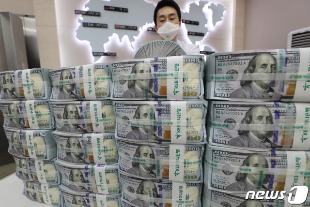 20일 오후 서울 중구 하나은행 위·변조대응센터에서 직원이 미국 달러화를 검수하고 있다.2020.3.20/뉴스1 © News1