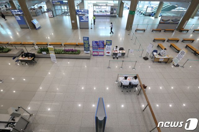 한산한 인천국제공항 입국장의 모습. 2020.4.13/뉴스1 © News1