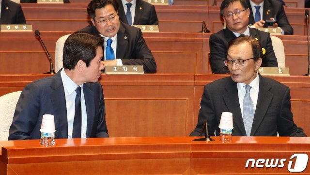 이해찬 더불어민주당 대표와 이인영 원내대표가 20일 오후 서울 여의도 국회에서 열린 의원총회에서 대화를 나누고 있다. 2020.4.20 © News1