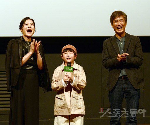 코로나19 확산 여파 속에서 30일 개봉하는 영화 ‘저 산 너머’의 연기자 이항나, 이경훈, 안내상(왼쪽부터)이 20일 오후 서울 용산CGV아이파크몰에서 열린 시사회에서 활짝 웃고 있다. 김종원 기자 won@donga.com