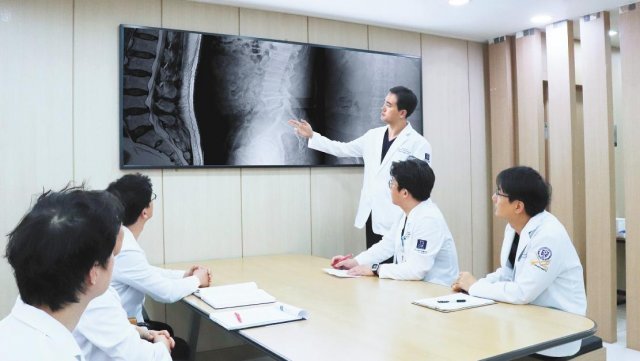 연세오케이정형외과(대표원장 한희돈) 척추치료팀. 척추 구조의 이해와 풍부한 임상 경험을 갖춘 척추 신경·정형외과, 마취통증, 
재활의학, 영상의학과까지 총 11명의 전문의가 과잉 치료를 지양하고 안전, 완벽한 척추 치료를 위한 다학제(多學際) 협진 시스템을
 도입·운영 중이다. 연세오케이정형외과 제공