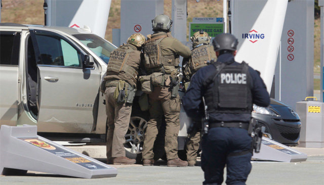 ‘빨간 머리 앤’ 배경 시골 마을에 울린 총성 캐나다 왕립기마경찰대(RCMP) 대원들이 19일 캐나다 
노바스코샤주 엔필드의 한 주유소에서 총기난사 용의자 가브리엘 워트먼을 검거하고 있다. 경찰로 위장한 워트먼은 포타피크 마을을 
시작으로 12시간 동안 장소를 옮겨가며 무차별 총격을 가해 23년 경력 경찰관 등 16명을 숨지게 했다. 수사당국은 검거 과정에서
 워트먼이 사망했다고 밝혔다. 엔필드=AP 뉴시스