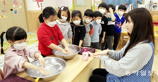 광주 북구의 한 어린이집에서 아이들이 마스크를 착용한 채 손을 씻고 있다. 광주=박영철 기자 skyblue@donga.com