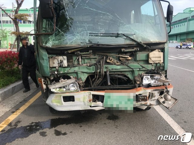 21일 오전 7시22분쯤 부산 강서구 미음동의 한 교차로에서 폐기물 청소차가 마을버스를 추돌했다. 폐기물 청소차 전면부가 찌그러진 모습(부산지방경찰청 제공)© 뉴스1