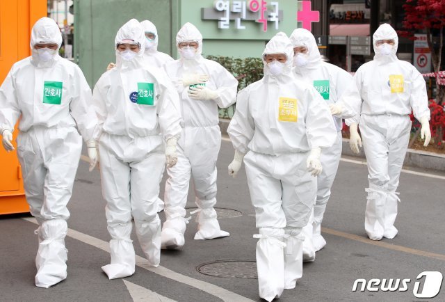 13일 오전 신종 코로나바이러스 감염증(코로나19) 대응 지역거점병원인 대구 중구 계명대 대구동산병원에서 보호장비를 착용한 의료진이 격리병동으로 향하고 있다. 2020.4.13/뉴스1 © News1