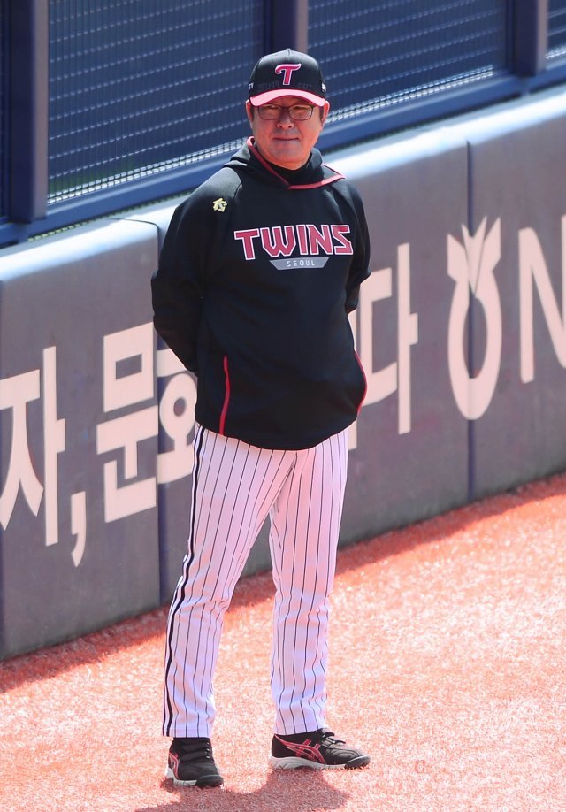 21일 서울 송파구 잠실야구장에서 열린 2020 KBO리그 LG 트윈스와 두산 베어스의 연습경기에 앞서 훈련을 가졌다. LG 류중일 감독이 선수들의 훈련을 지켜보고 있다. 잠실 | 주현희 기자 teth1147@donga.com