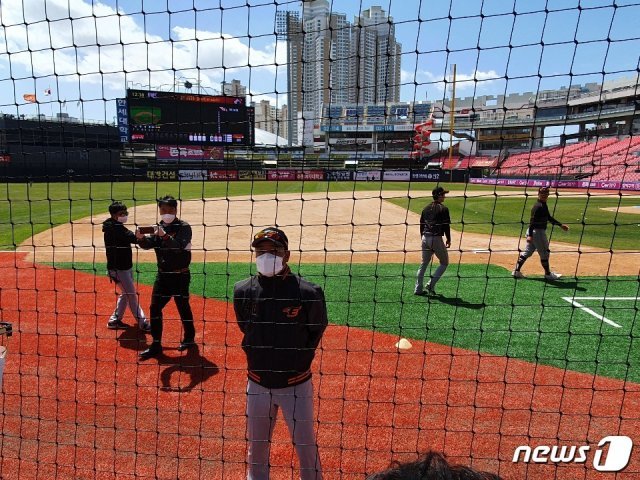 한용덕 한화 이글스 감독이 21일 수원 KT 위즈 파크에서 취재진과 인터뷰를 하고 있다.© 뉴스1