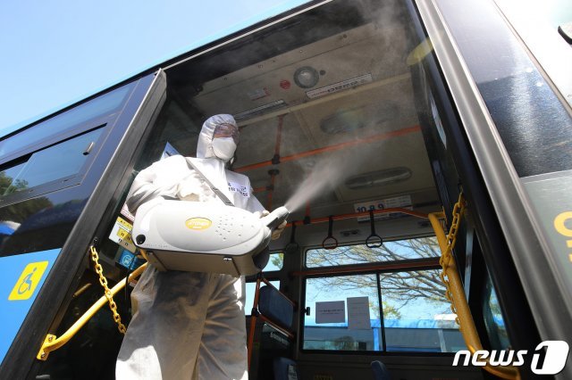 21일 오전 201특공여단 장병들이 대구 남구 봉덕동 앞산공영주차장 시내버스 차고지에서 신종 코로나바이러스 감염증(코로나19) 확산 방지를 위한 생활밀착형 방역작전을 수행하고 있다. 2020.4.21/뉴스1 © News1