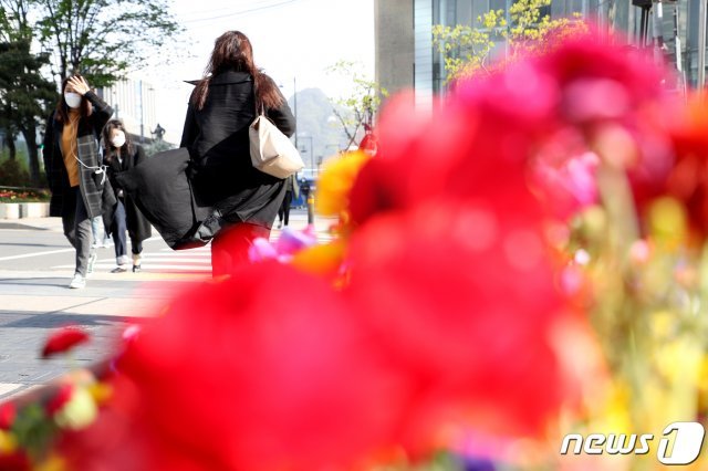 ‘꽃샘추위’가 찾아온 21일 오전 서울 광화문 사거리에서 출근길 시민들이 발걸음을 재촉하고 있다.2020.4.21/뉴스1 © News1