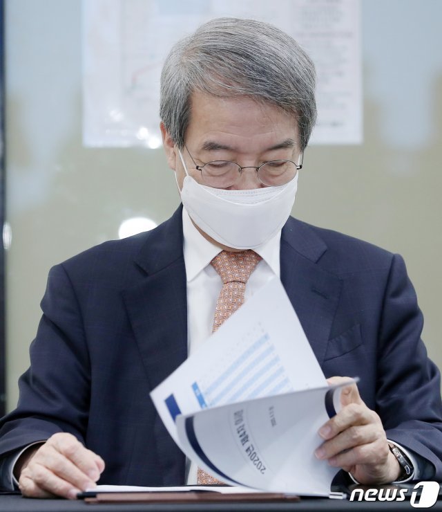 정운찬 한국야구위원회(KBO) 총재가 21일 오전 서울 강남구 도곡동 캠코양재타워에서 열린 긴급 이사회에서 10개 프로야구단 사장들과 신종 코로나바이러스 감염증(코로나19)로 연기된 시즌 개막 및 주요 사안을 논의하고 있다. 2020.4.21 © News1