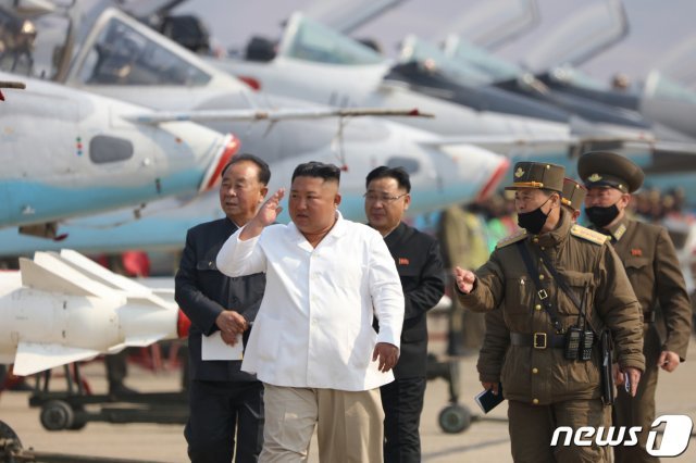 김정은 국무위원장이 서부지구 항공 및 반항공사단 관하 추격습격기연대를 시찰하고 있는 모습을 노동당 기관지 노동신문이 지난 12일 보도. 신문은 이날 김 위원장의 시찰 일자를 명확히 보도하진 않았고 이후 김 위원장은 모습을 드러내지 않았다.(뉴스1