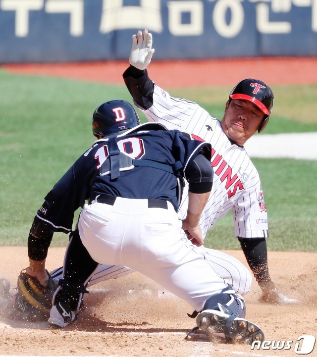 21일 오후 서울 송파구 잠실야구장에서 열린 2020 KBO 연습경기 두산 베어스와 LG 트윈스의 경기에서 LG 정근우가 2회말 무사 1,3루에서 홈으로 쇄도했으나 태그아웃 당하고 있다.2020.4.21/뉴스1 © News1