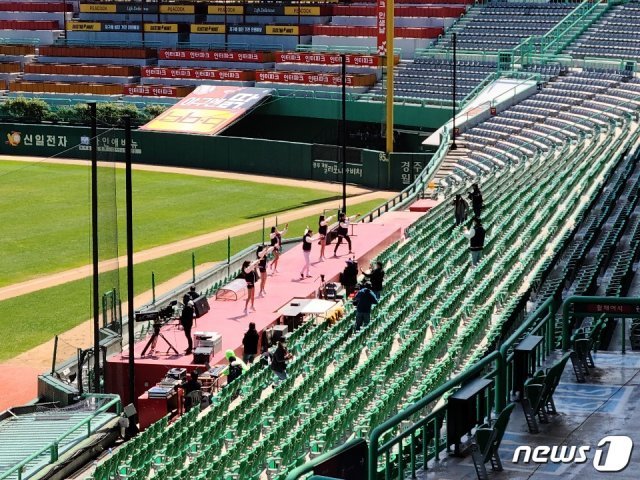 SK 응원단이 21일 인천 SK행복드림구장에서 열린 SK-키움전에서 텅빈 관중석을 바라보며 응원하고 있다. © 뉴스1