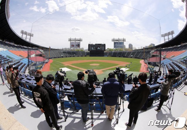 21일 오후 서울 송파구 잠실야구장에서 열리는 2020 KBO 연습경기 두산 베어스와 LG 트윈스의 경기를 앞두고 기자들이 취재를 하고 있다. 2020.4.21/뉴스1 © News1