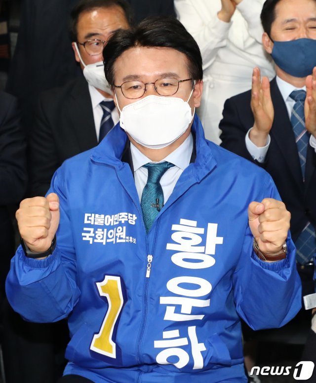 황운하 더불어민주당 대전 중구 후보가 16일 새벽 대전 중구 선거사무소에서 당선 결정에 기뻐하고 있다. 2020.4.16/뉴스1 © News1