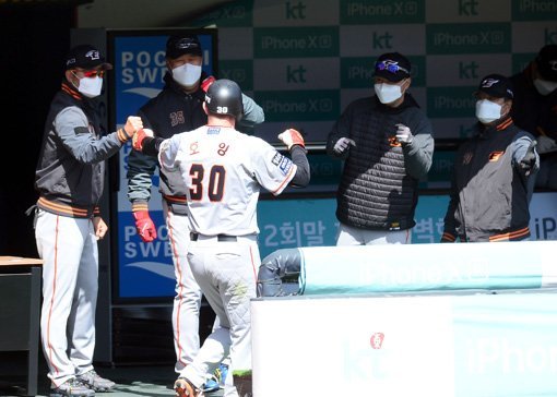 5월 5일 프로야구 개막을 확정지은 21일 수원kt위즈파크에서 한화 이글스와 KT 위즈가 연습경기를 가졌다. 4회초 1사 2루 한화 적시타 때 득점한 호잉이 한용덕 감독의 축하를 받고 있다. 수원｜김종원 기자 won@donga.com