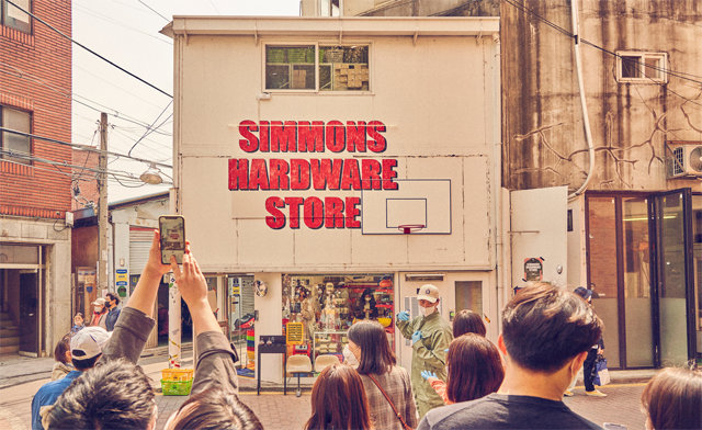서울 성동구 성수동 카페거리에 문을 연 ‘시몬스 하드웨어 스토어’에 입장하려는 사람들이 줄을 서 있다. 3개월간 운영되는 이 매장은 200여 종의 문구와 공구, 잡화류를 판매하는데 소셜미디어를 통해 회자되며 큰 인기를 끌고 있다. 한국시몬스 제공