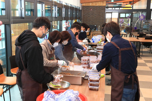 16일 대구 서구청 직원식당에서 소속 공무원들이 지역 소외계층에게 전달할 밑반찬을 만들었다. 대구 서구 제공