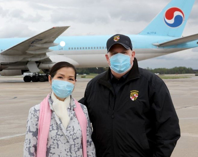 아내와 함께 직접 공항 마중 18일(현지 시간) 래리 호건 미국 메릴랜드 주지사(오른쪽)와 부인 유미 호건 여사가 신종 코로나바이러스 감염증 검사 50만 회가 가능한 한국산 진단 키트를 맞이하러 워싱턴 국제공항에 등장했다. 래리 호건 메릴랜드 주지사 트위터