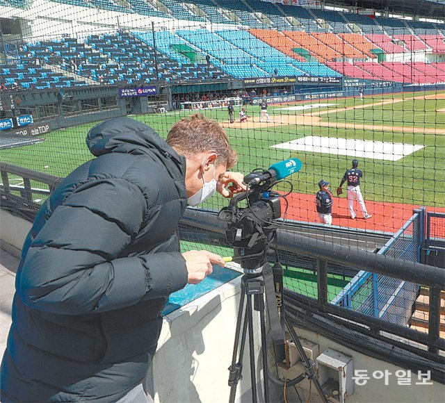 21일 서울 잠실구장에서 무관중으로 열린 LG와 두산의 프로야구 연습경기를 한 외신기자가 촬영하고 있다. 송은석 기자 silverstone@donga.com