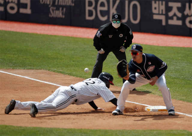이계성 심판은 이날 마스크와 장갑을 착용한 채 두산-LG의 잠실 경기 1루심을 봤다. 광주=뉴스1·AP 뉴시스