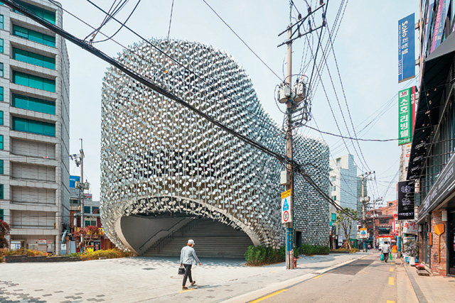 지난해 완공한 공공문화시설인 서울 ‘신촌파랑고래’는 산화피막을 입힌 알루미늄 패널 1만5000개를 외피 재료로 활용해 극적인 효과를 더했다. ⓒ신경섭