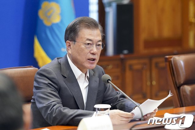 문재인 대통령이 지난 8일 청와대 본관 집현실에서 열린 제4차 비상경제회의에서 발언을 하고 있다. (청와대 제공)