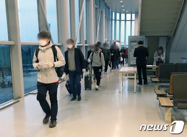 예외입국 허가를 받은 한국 기업인들이 쿠웨이트로 출국하고 있다. (외교부 제공) 2020.4.11
